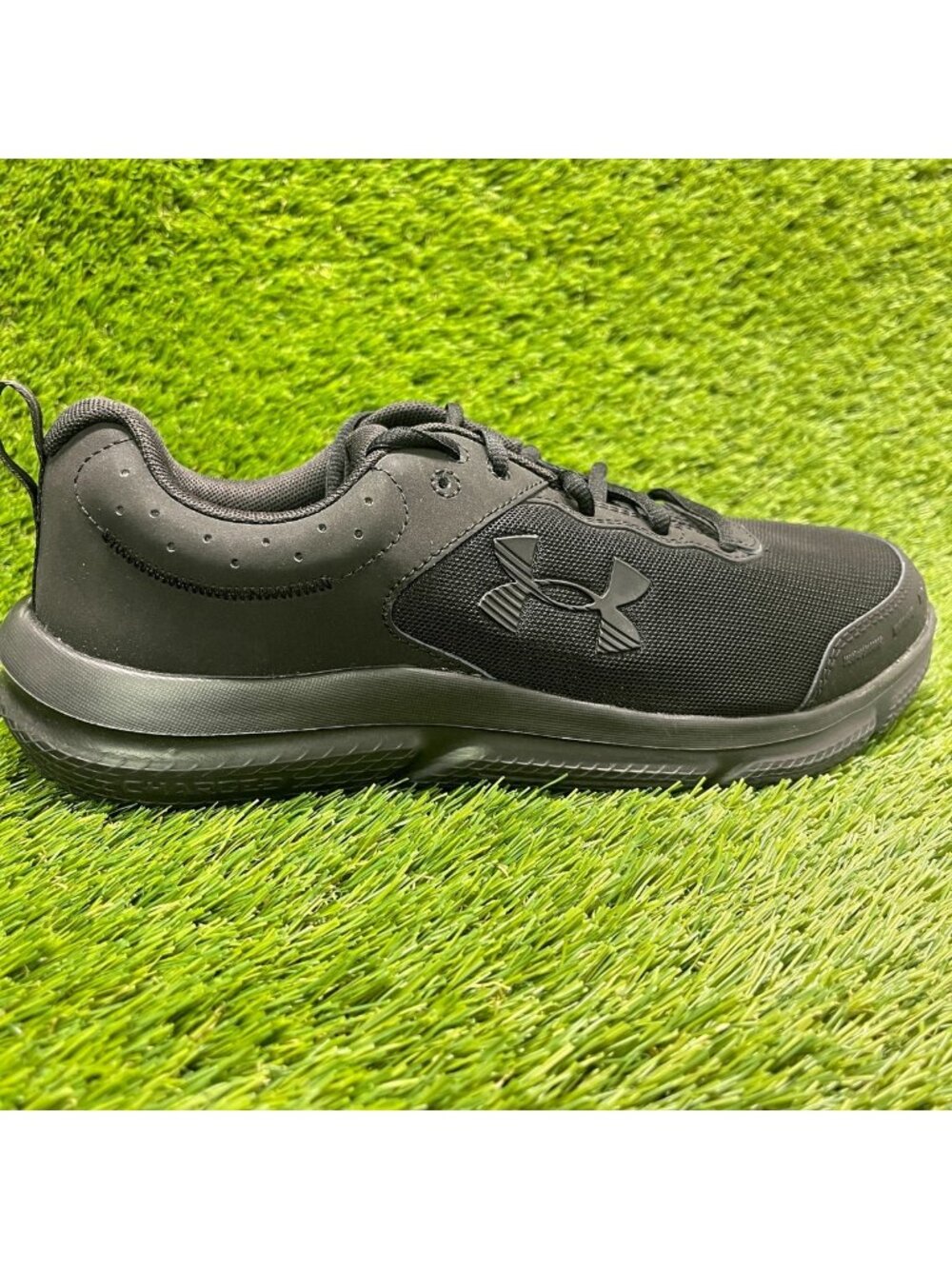 Under Armour Charged Assert 10 Mens Size 9.5 4E All Black Running Shoes Sneakers